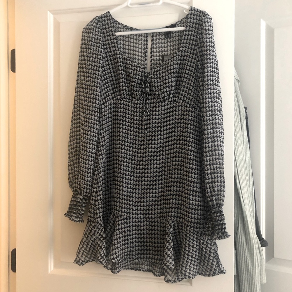 Flowy chiffon houndstooth print dress - NWT
